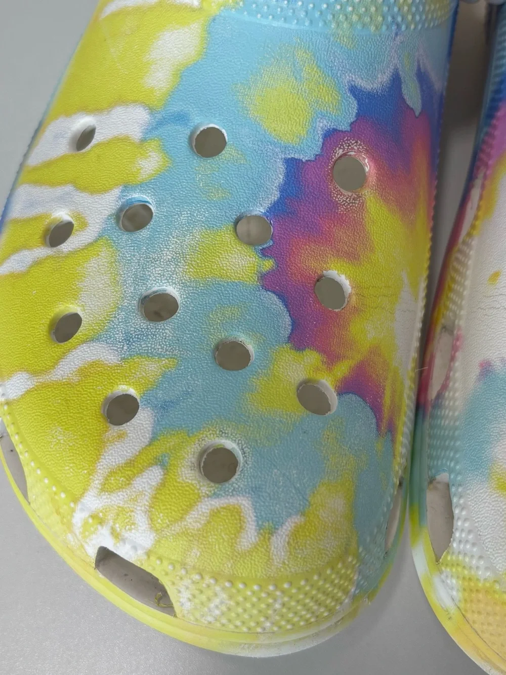 Crocs Classic Men’s Tie-Dye Beach Graphic Clogs/Sandals Multicolor Size 13